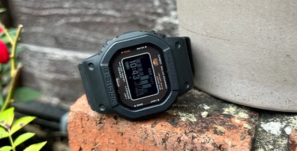 Casio hat sich weltweit einen Namen als eine der zuverlässigsten, erschwinglichsten und stilvollsten Uhrenmarken gemacht. Mit einer jahrzehntelangen Tradition und dem Engagement für zuverlässige Uhren...

